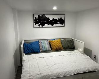 Cozy Private Den in Ajax - Ajax - Bedroom
