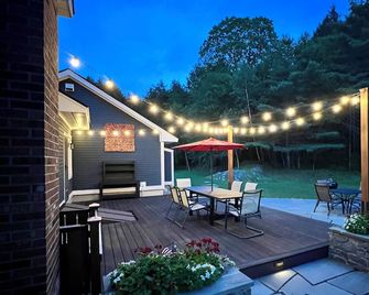 Spacious home on picturesque grounds with stunning views. Quechee - Woodstock - Quechee - Terasa