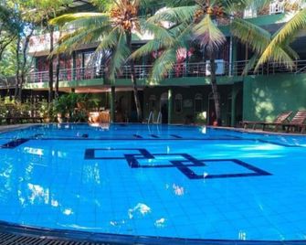 Hotel Eden Garden - Sigiriya - Piscina