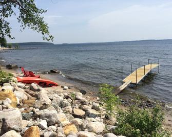 Lakefront, private beach, dock, kayaks, Paddle Boat and pet friendly! - Plattsburgh - Strand