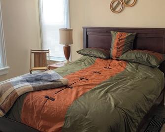 Charming, large 2 bedroom family-friendly unit within blocks of downtown Marion. - Marion - Bedroom