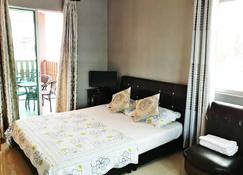 Deluxe Triple Room W/ Balcony & Private Bathroom - Langkawi - Bedroom