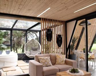 Prado Glamping En una Hacienda Ganadera y Rodeado de un Bosque de Pino - Loja - Living room