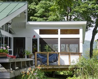 Unique mountain side home 1 mile from Sugarbush Ski & Golf Resort - Warren - Building