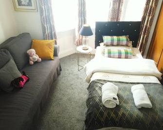 Stylish 2 Bed Room Apartment 3 sleep free wIFI & p - Newport - Bedroom