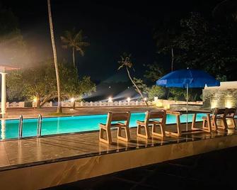 Lavilla Lake Resort And Restaurant - Perumanseri - Pool