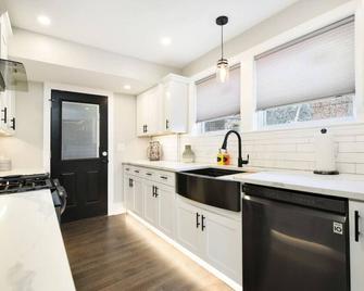Elegant Home Near Pitt, Cmu - Sauna & Hot Tub - Park & Walk! - Pittsburgh - Kitchen