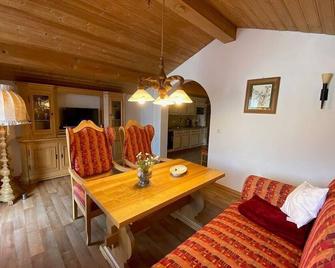 Ferienwohnung Emilia mit Bergblick (Westen) - Ruhpolding - Living room