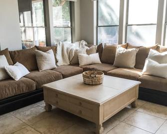 Uniquely Cozy in Queen Creek w Pool! - Queen Creek - Sala de estar
