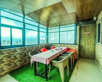 My Comfortable Home Stay, A Home Away from Home in the Land of Strawberry Farms. - Panchgani - Ruokailuhuone