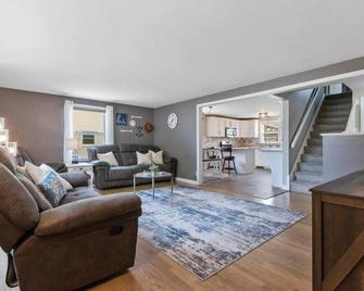 Lambeau Abode- 4 Blocks to Titletown. Entertain 4 BR - Green Bay - Sala de estar