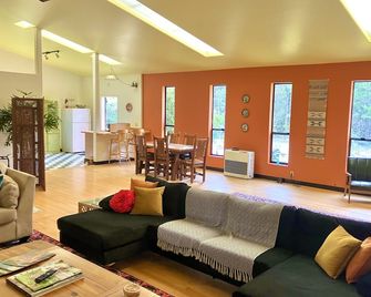 Close to Hiking, Beaches, Mendocino, Fort Bragg- Pets ok with pet fee - Mendocino - Sala de estar