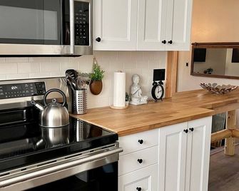 Rustic Cabin with all the amenities, including the hot tub! - Grand Marais - Kitchen