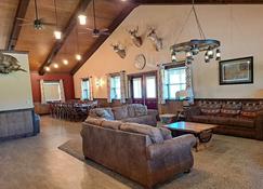 Lost Branch Lodge. Complete interior remodel, spring 2022! - Brashear - Sala de estar