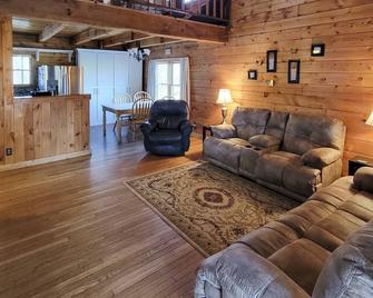 Rustic Cabin with Screened Deck 8 Mi to Dollywood - Sevierville - Living room
