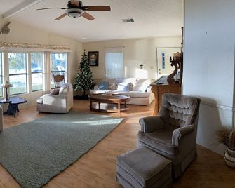 Lakeview From Your Living Room. Water Touches The Back Yard. - Hernando - Living room