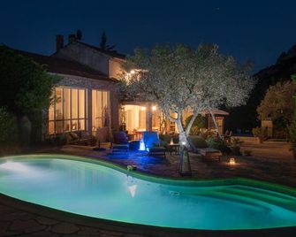 Hameau D'hotes La Roseraie-Drome - Nyons - Piscina