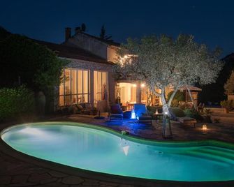 Hameau D'hotes La Roseraie-Drome - Nyons - Piscina