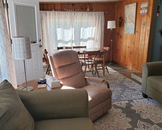 Lakefront Cottage, family friendly, close to everything but away from it all - Houghton Lake - Living room