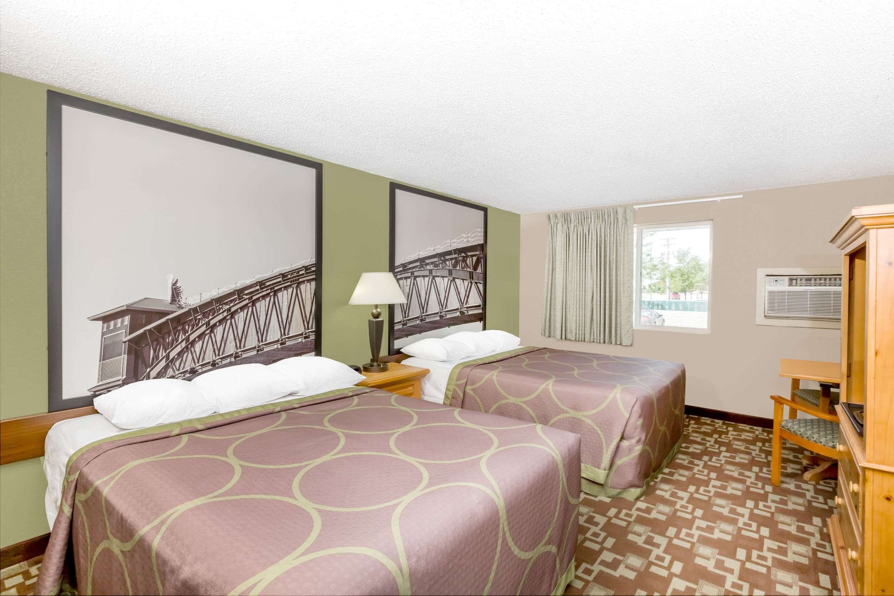 Super 8 by Wyndham Kearney - Kearney - Bedroom