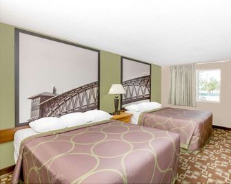 Super 8 by Wyndham Kearney - Kearney - Bedroom