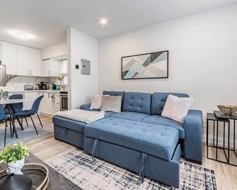 Deluxe Suite, Free Parking, Port Credit Lakeshore - Mississauga - Living room