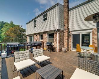 15 Mi to Pittsburgh WFH-Friendly Home with Deck - Monroeville - Patio