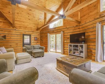 A-Frame Log Home with Game Room Near Lake George! - Bolton Landing - Sala de estar