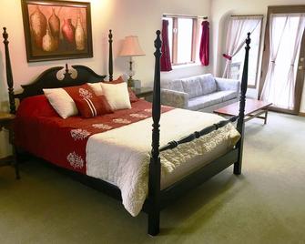 Perfect!-124+ 5-Star Reviews! Great View, Fireplace, Privacy, Dogs Welcome! - Taneytown - Bedroom