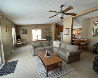 Beautiful Canal Front Houghton Lake 3/2. Close to trails. Golf cart use in sub - Prudenville - Sala de estar