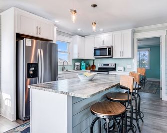 The Driftwood Cottage on Bald Head Island Ocean View Four Bedrooms - Bald Head Island - Kitchen