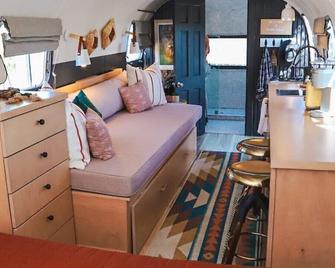 Silver Bullet Airstream, El Mistico Glamping Ranch - Nogal - Living room