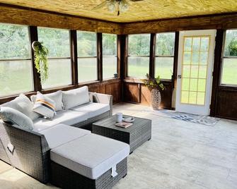 The Art of Seclusion - Yellow Springs - Living room