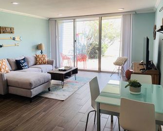 Waterfront - 1st Floor! Beautifully Decorated 2 Bedroom/2Bath - Sleeps 6/ 8 - Montgomery - Huiskamer