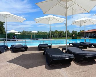 Natura Resorts - Casalarreina - Piscina