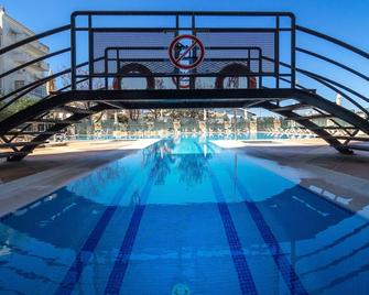 Holiday Inn Algarve Albufeira - Albufeira - Pool