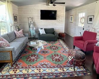 Black Dog Cabins - Round Top, Tx - Round Top - Living room
