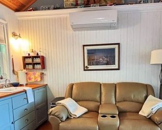 Lakeside Bungalow with Sandy Beach! - Franklin - Living room