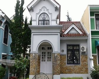 Villa Kota Bunga Dahlia - Pacet - Edificio