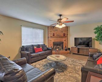 16 Mi to Dtwn Dallas Spacious Home with Yard! - Cedar Hill - Living room