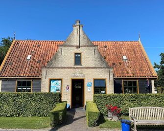 Chalet by Wadden Sea with Sunny Garden - Hippolytushoef - Bâtiment