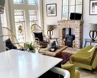 Stunning 3 bedroom Victorian home near Pollok country park - Glasgow - Living room