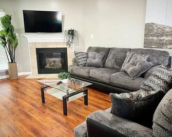 Modern Cordova 4BR, quiet & safe - Cordova - Living room