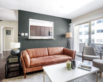 Mod Brentwood 1BR w/ Pool, walk to San Vicente shops, by Blueground - Los Angeles - Living room