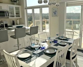 Coastal Haven - 3 Bedroom Executive-Class Villa - Port Hood - Comedor