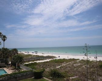 Spotless, newly remodeled home, 3 min walk to gorgeous Indian Rocks Beach! - Belleair Bluffs