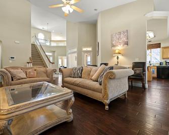 A Relaxing Retreat with Pool and Heated Jacuzzi near Sequoia Parks - Visalia - Living room