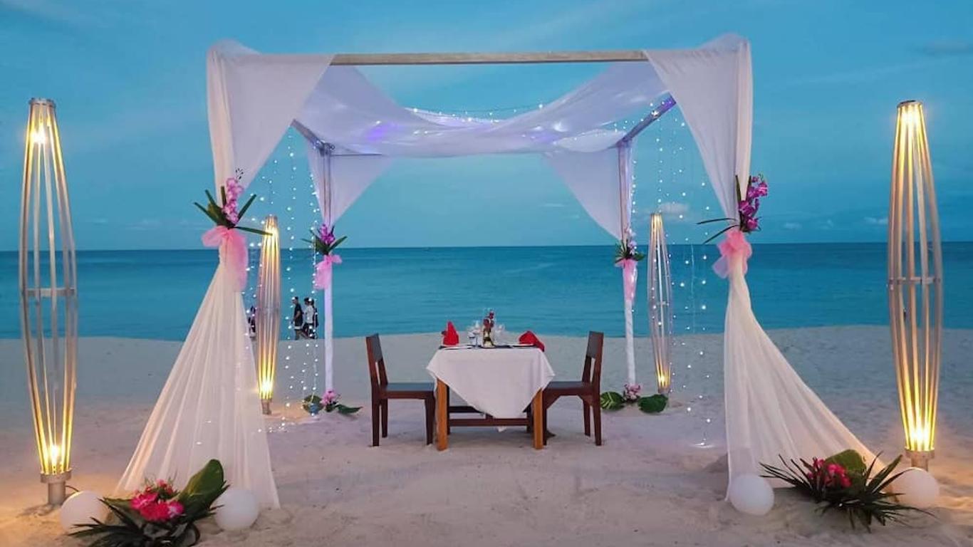 كيه سي بيتش كلوب آند بول فيلاز