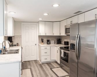 Beautiful cozy cottage fully fenced near town and springs - High Springs - Kitchen