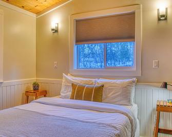 Barefoot Villas Cabin 2 Moose w/ Hot Tub - Christina Lake - Спальня